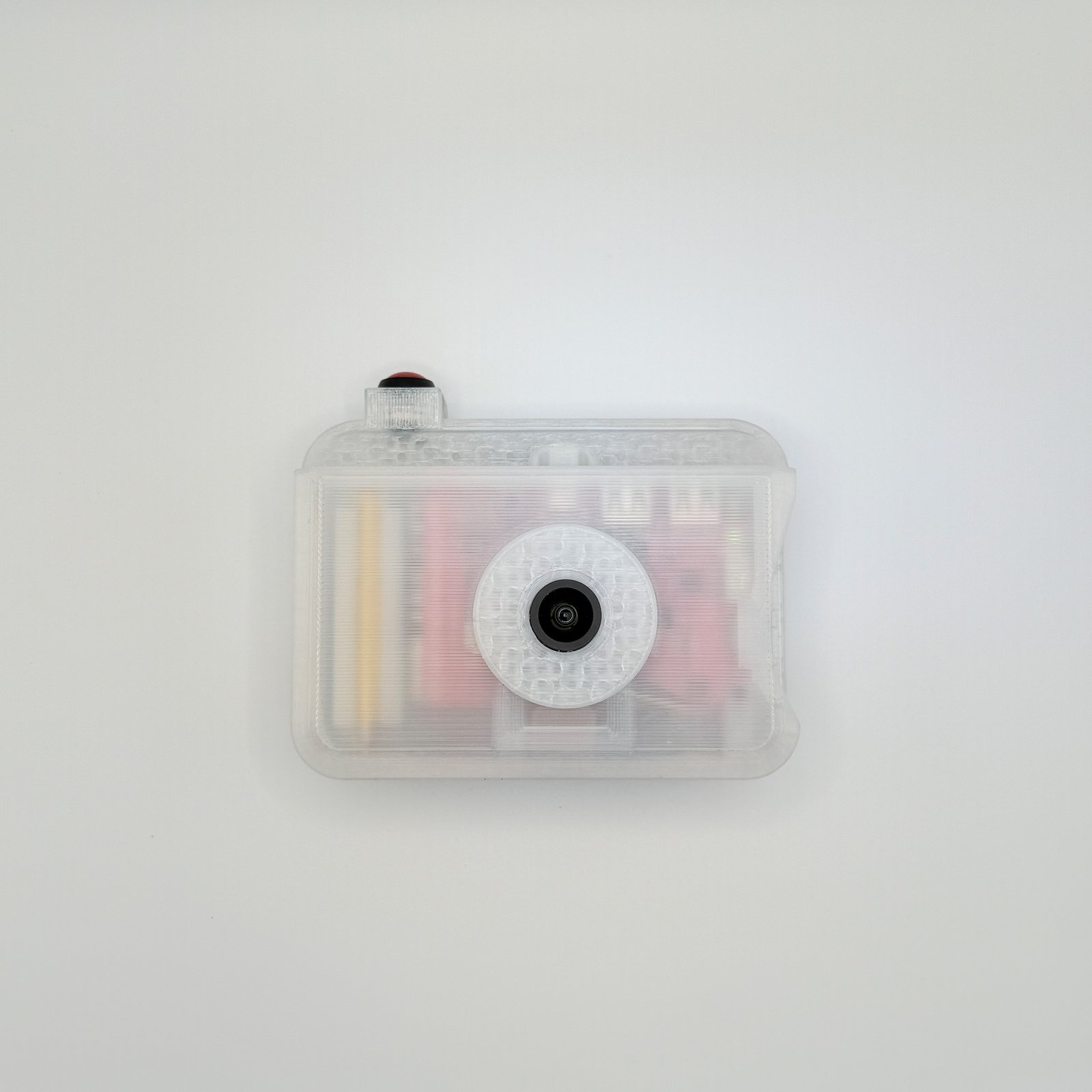 透明外殼的 Roc Camera 正面，看得到鏡頭與內部零件