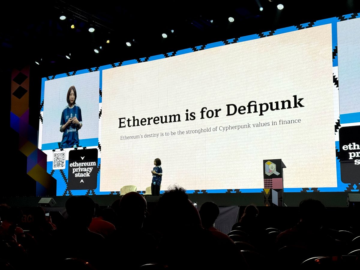 講者站在台上,大螢幕的投影片寫著「Ethereum is for Defipunk」