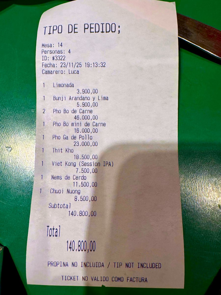 阿根廷越南餐館的收據,列出河粉、飲料等品項,合計 140.800,00 披索